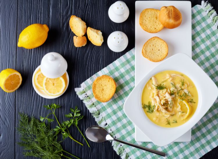 Avgolemono – Recette traditionnelle grecque de soupe au citron et poulet